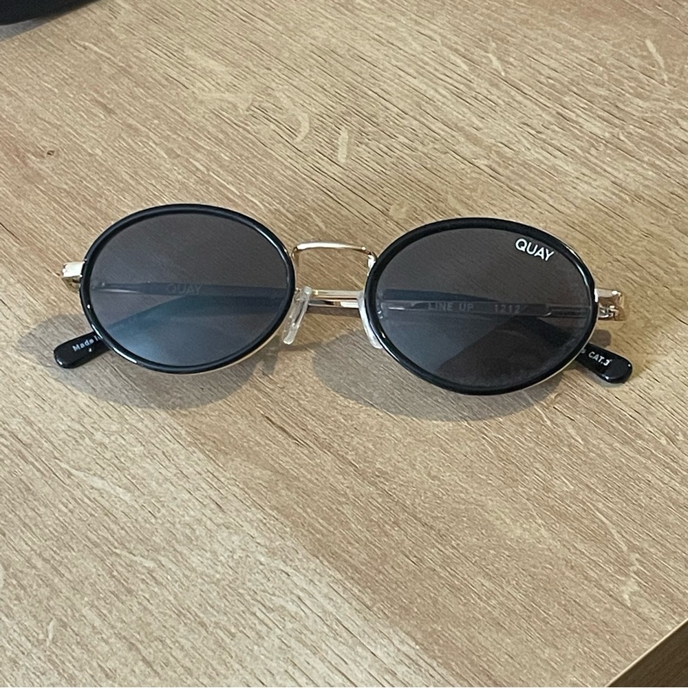 Black and gold round QUAY sunglasses
